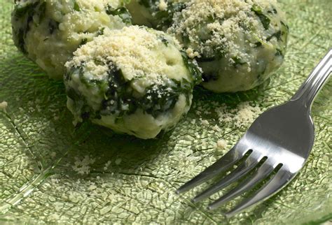Špenátové guľky s parmezánom a maslom na tanieri