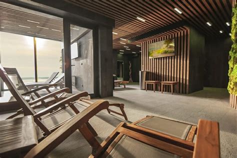 Interiér wellness centra s vírivkou a výhľadom na hory