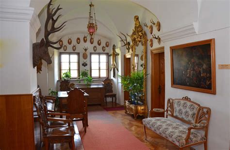 Historický portrét kráľovského dvora s bažantom na stole