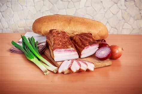 Oravská slanina na drevenej doske s bylinkami
