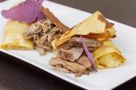 Mastená lokšová palacinka s trhaným kačacím stehnom