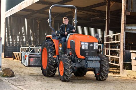 malotraktor Kubota pri práci na záhrade