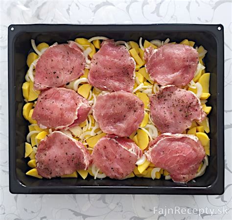 Pečené rezne z diviaka s cibuľou v rúre