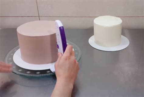 Schéma poťahovania torty fondánom s vyznačenými krokmi