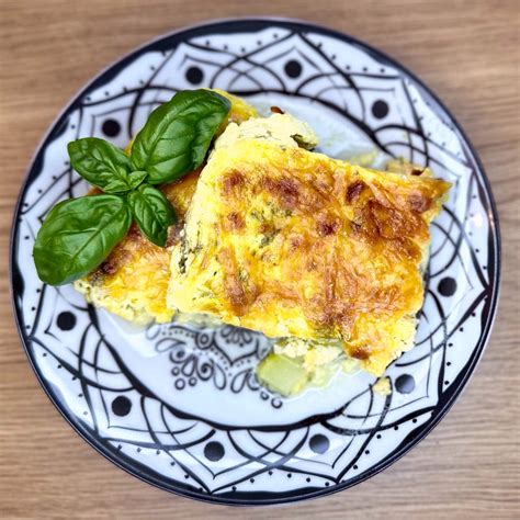 Hotová zapekaná cuketa s mozzarellou a bazalkou