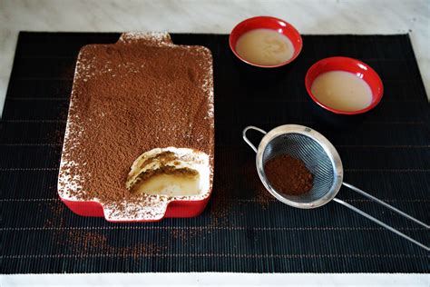 Vrstvenie piškót a krému do formy na tiramisu