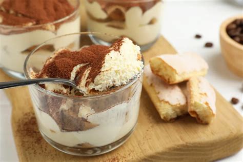 Tiramisu servírované v individuálnych pohároch