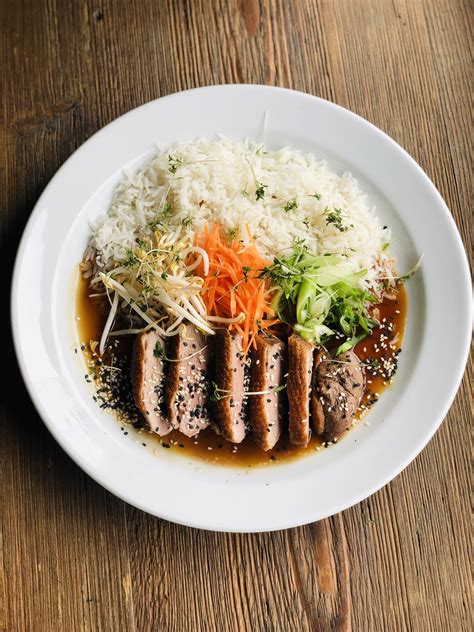 Plátky bravčovej panenky s teriyaki omáčkou, sezamom a jarnou cibuľkou