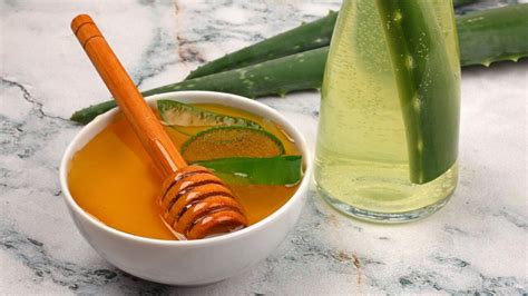 Koláž rôznych prírodných prostriedkov na liečbu otlakov (aloe vera, med, ricínový olej, cesnak)