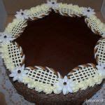 Čokoládová torta zdobená vajíčkami z poťahovej hmoty