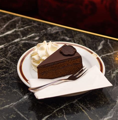 Koláž klasických tort: Sacher, Míša, ovocná, smotanová