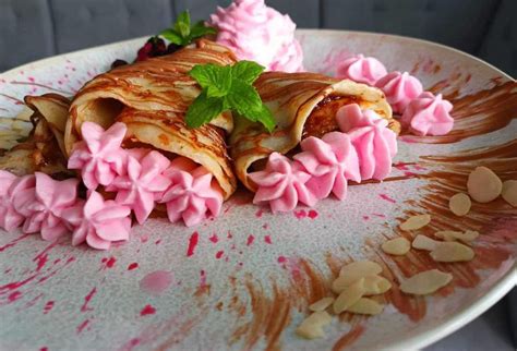 Tvarohové palacinky s lesným ovocím a šľahačkou