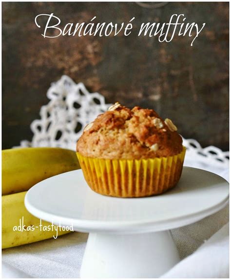 Čerstvo upečené muffiny s ovsenými vločkami na chladiacej mriežke