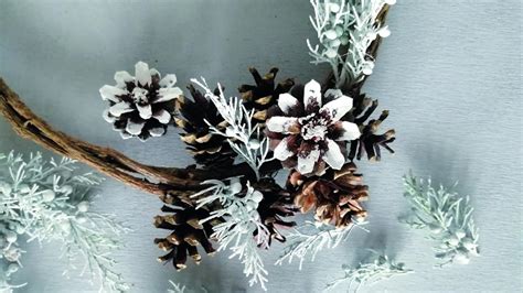 Fotografia miniatúrneho zasneženého lesa zo šišiek