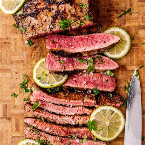 Odpočívajúci steak prikrytý alobalom