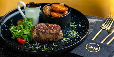 Servírovaný steak s prílohami a omáčkou