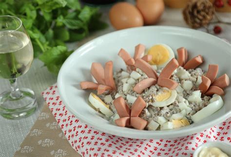 Obrázok raňajok s pošírovaným vajcom, párkami, fazuľou a paradajkou