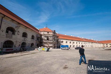 Vajíčka pod zaťažením kníh demonštrujúce pevnosť škrupiny