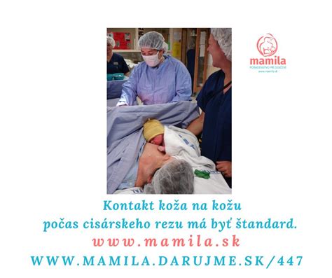 Otec drží bábätko v kontakte koža na kožu po cisárskom reze matky