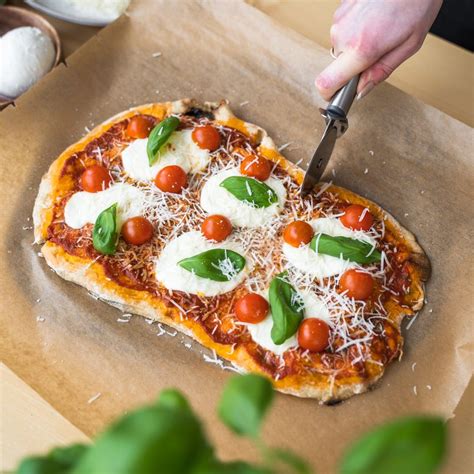 Ilustrácia tenkého neapolského pizza cesta s chrumkavými okrajmi