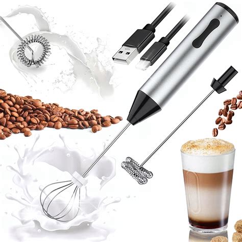 Kolekcia rôznych napeňovačov mlieka (ručný, elektrický, french press)