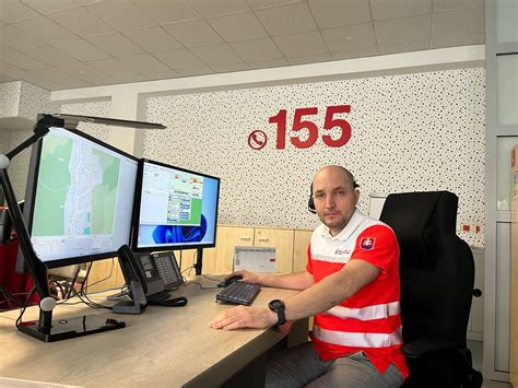 Operátor tiesňovej linky 155 pri práci