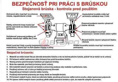 Zámočník pri práci s bezpečnostnými dverami