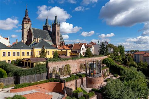 historické centrum s kamennými uličkami a gotickým kostolom