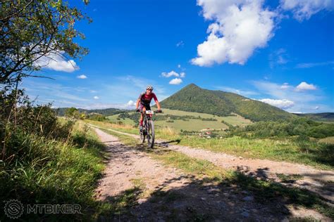 Cyklista na horskom bicykli v prírode, symbolizujúci šetrnosť ku kĺbom