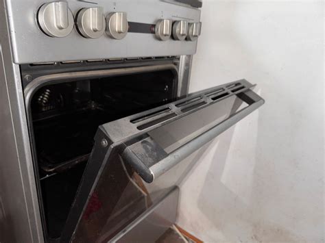 Fotografia interiéru čistej rúry Zanussi pripravenej na pečenie