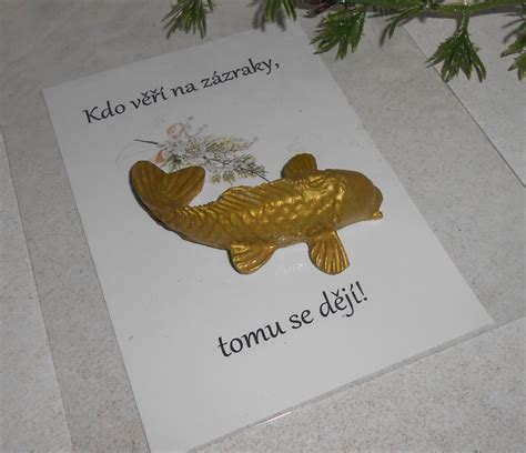 Zlatá rybka s korunkou na vlnách