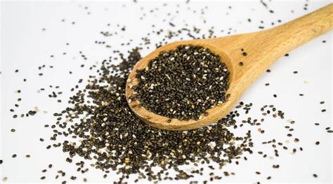 Rozrezané chia semienko s označením omega-3 mastných kyselín