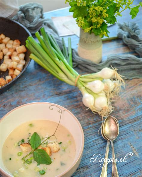 Ilustrácia čerstvých reďkoviek a jarnej cibuľky