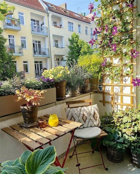 krásne vysadený balkón s rôznymi rastlinami