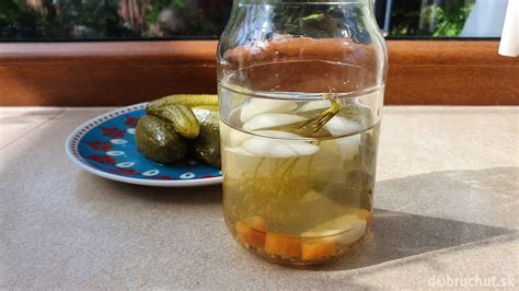 Športovec pije uhorkový nálev