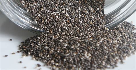 Tabuľka porovnania nutričných hodnôt bazalkových a chia semienok