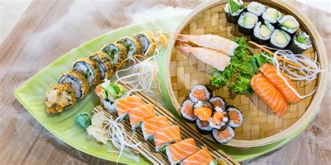 Rozmanitý výber sushi setov a jednotlivých druhov sushi