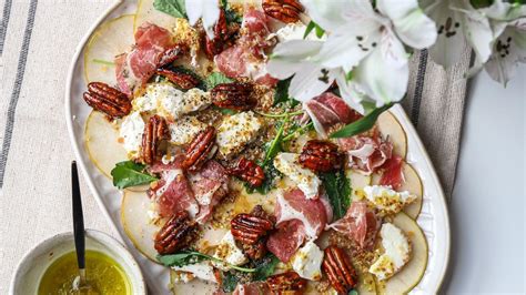 Hotové carpaccio s kozím syrom a rukolou na tanieri
