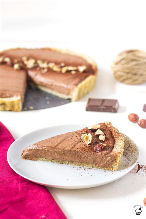 Orieškový tart s čokoládovým mousse na tanieri