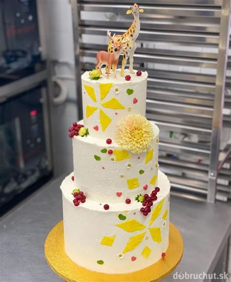 Krásna torta s rôznymi dekoráciami