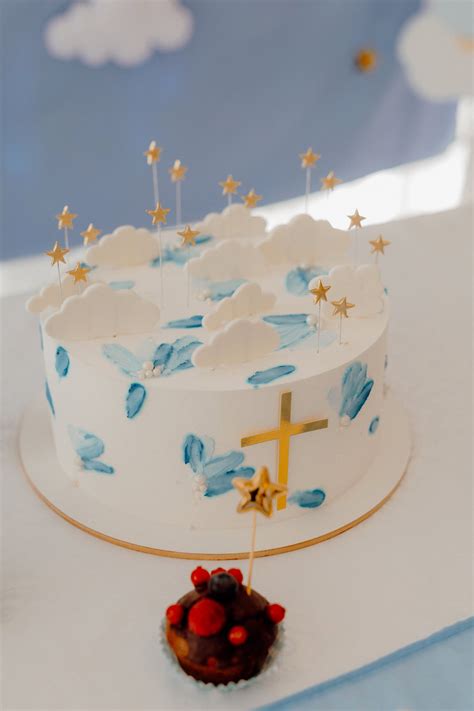 Biela torta zdobená krížikom a holubicou
