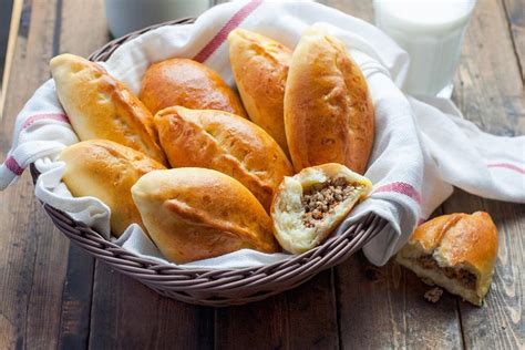 Ruské pirožky s rôznymi náplňami na tanieri