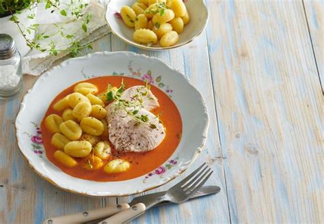 Morčacie mäso s gnocchi a prosciuttom na tanieri