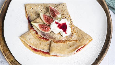 Servírované palacinky s jogurtom a orechmi