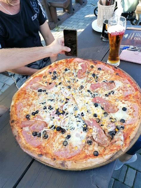 Graf so štatistikami hodnotení Pizza Domček