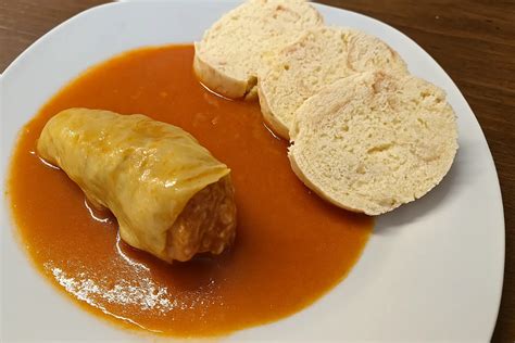Domáca žemľová knedľa na krájacom stole