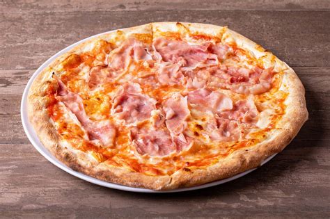 Pizza Prosciutto s tenkými plátkami šunky a hubami