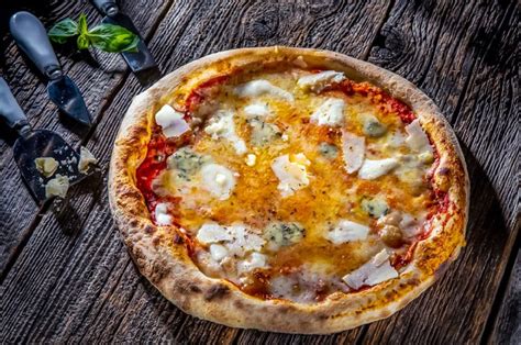 Pizza Quattro Formaggi s rôznymi talianskymi syrmi