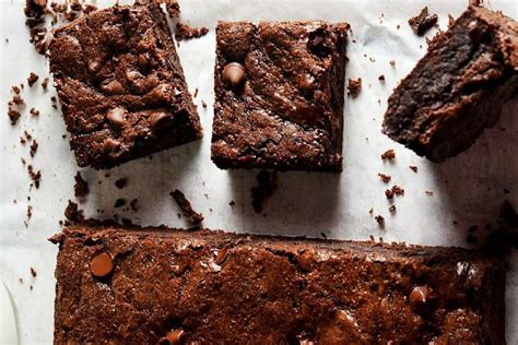 Rôzne druhy brownies s polevami a posýpkami