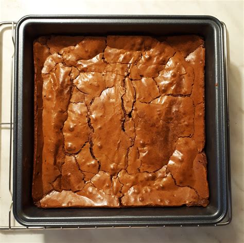 Upečené brownies nakrájané na štvorce